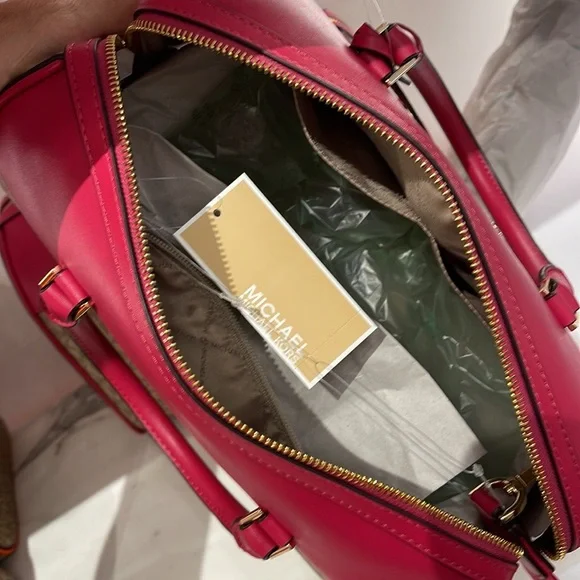 Michael Kors med Duffel Travel - Leather/Coated
Carmine Pink
MD DUFFLES
NWT - Picture 9 of 16